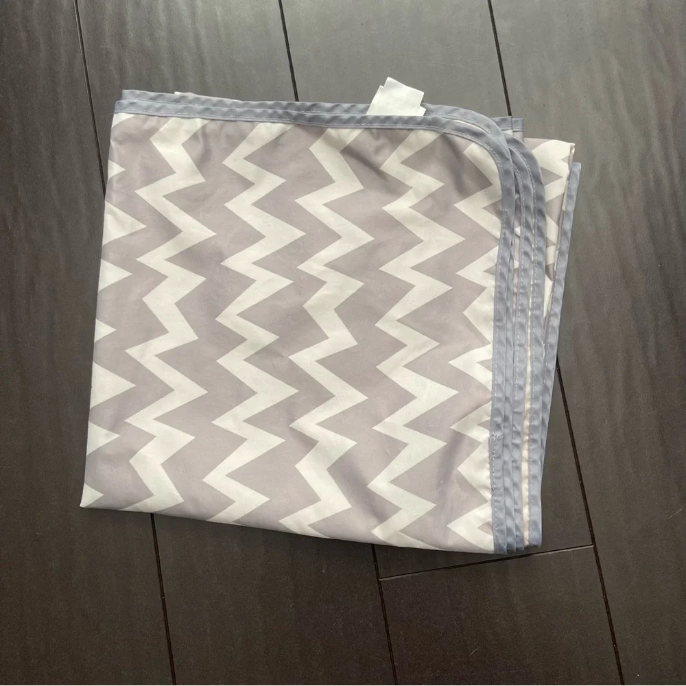 Bum kids gray& white chevron splat mat & arrow print bib w/disposable placemat